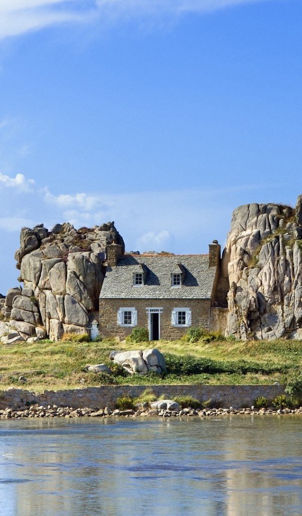 Дом зажат между двух скал