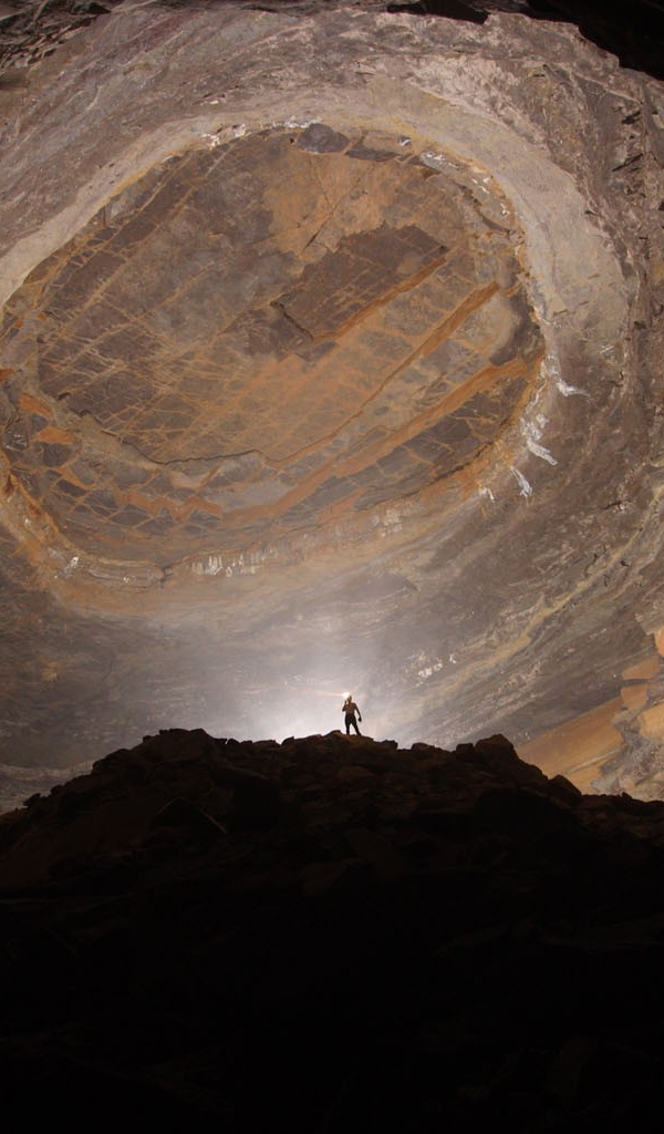 Огромный зал в пещере