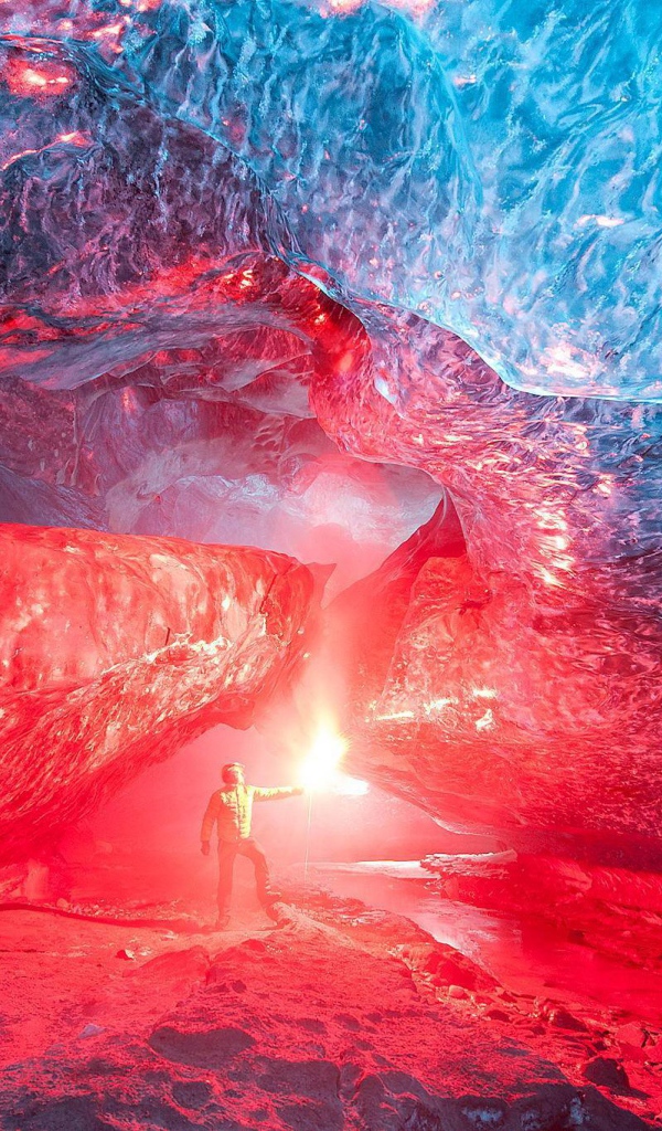 Красный свет в ледяной пещере