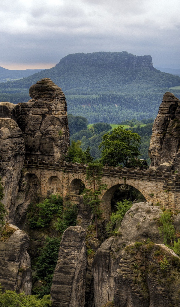 Остатки акведука между скалами