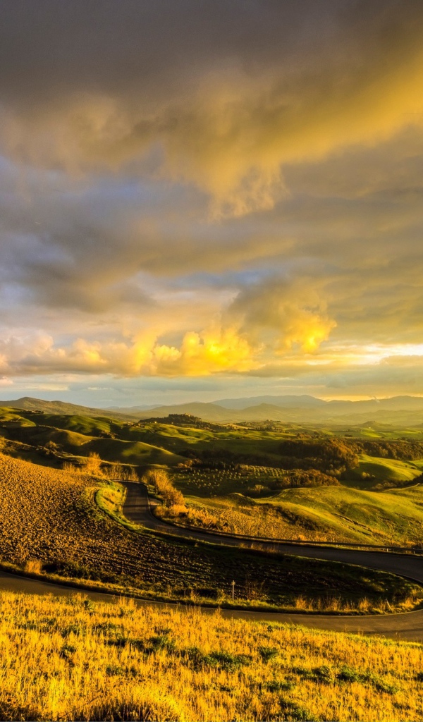 Дорога среди холмов