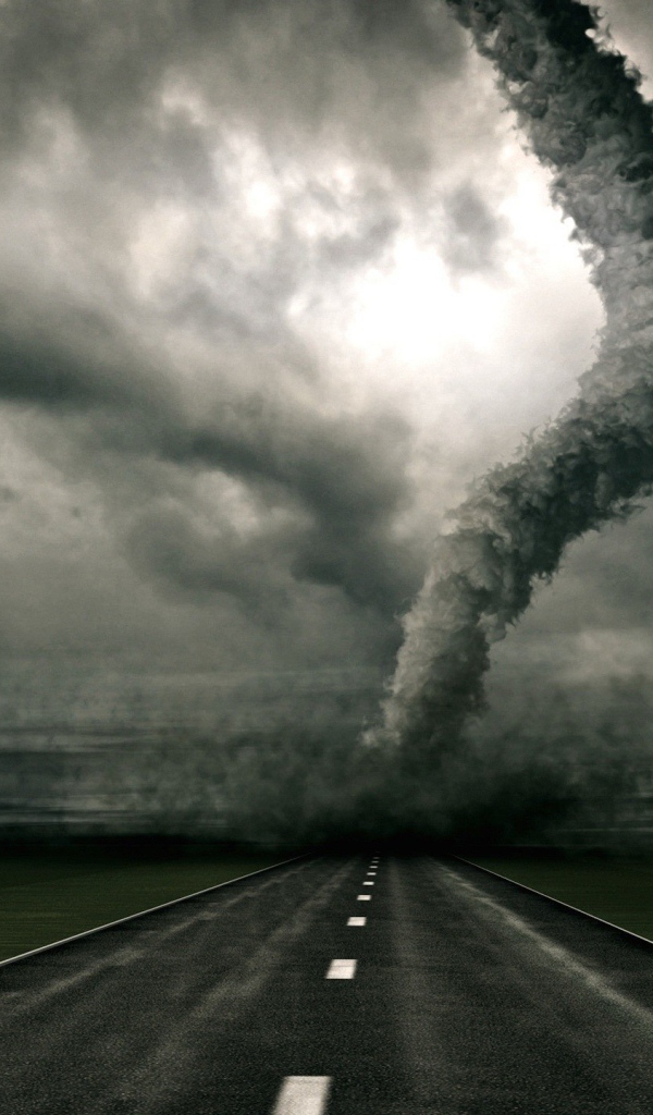 Торнадо разрушает покрытие шоссе