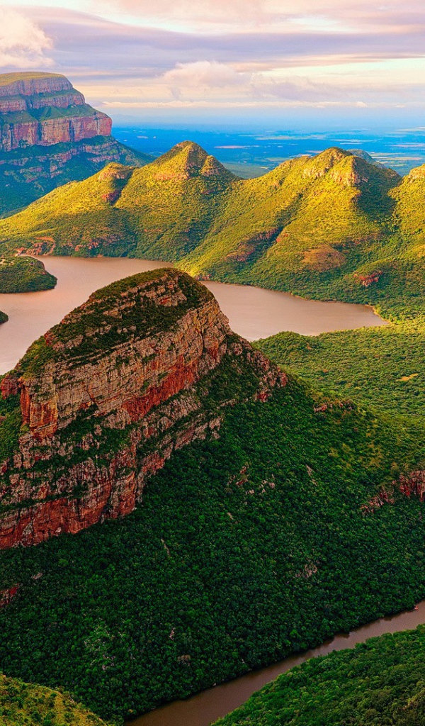 Покрытые зеленью скалы каньона