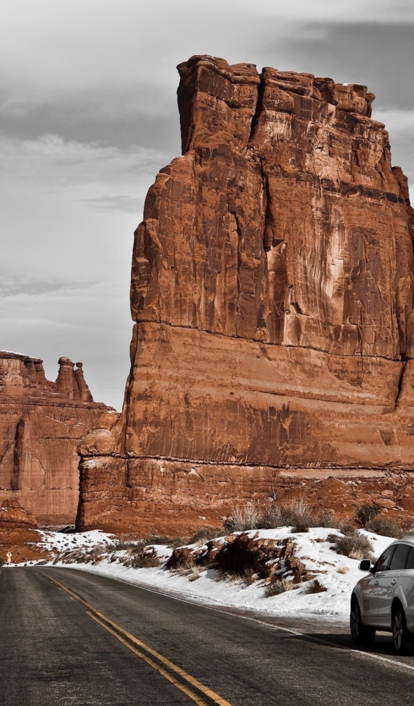 Вертикальная коричневая скала у дороги