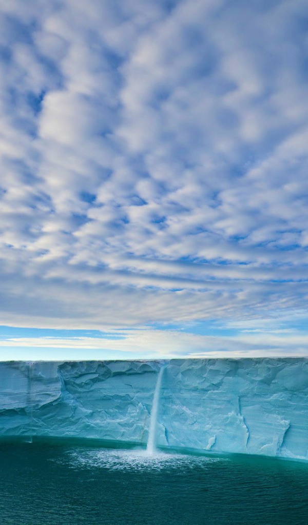 Вода стекает с края ледника