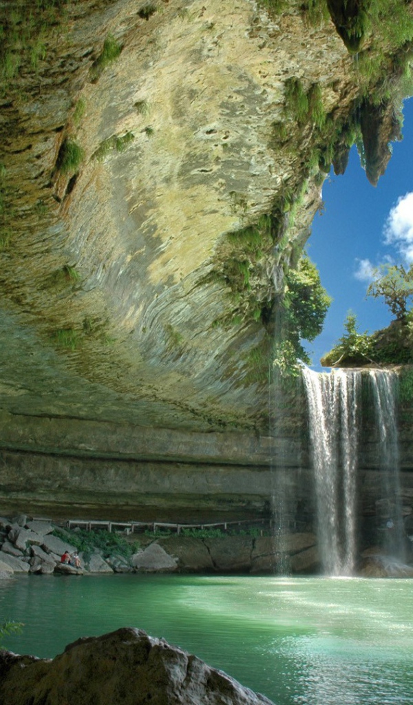 Водопад и озеро под каменным козырьком