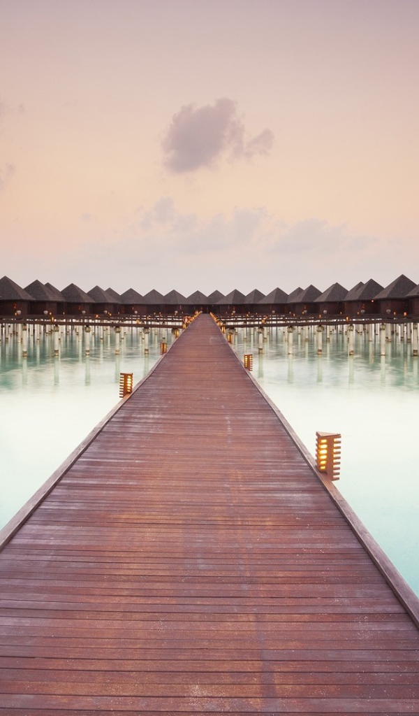 Деревянная дорожка к домикам для туристов