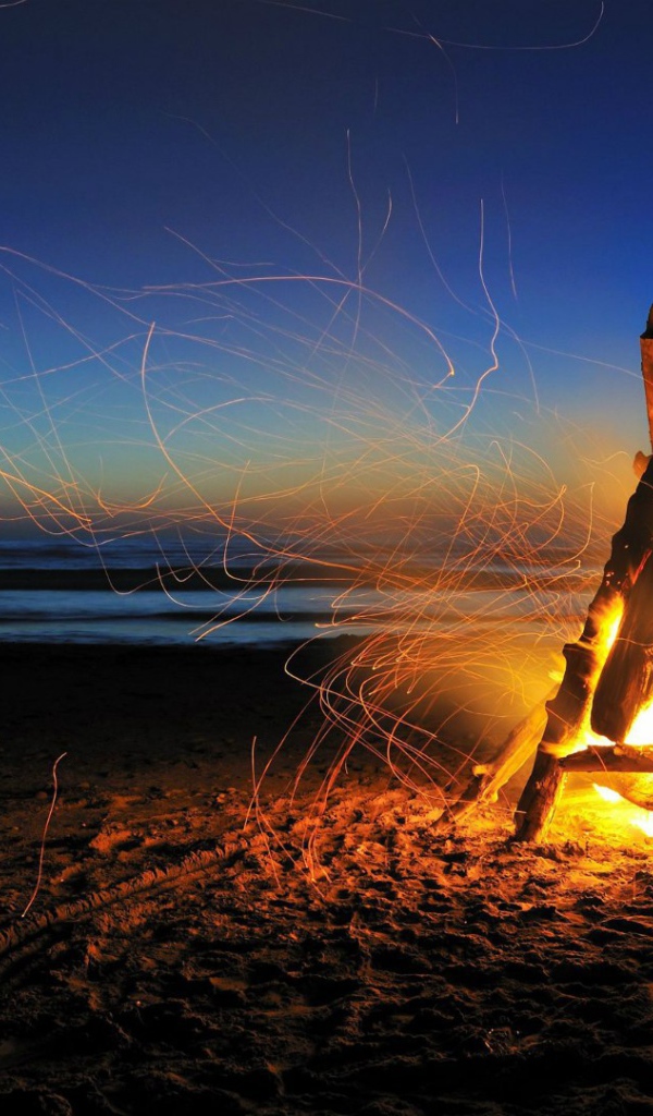 Костер на песке на берегу моря