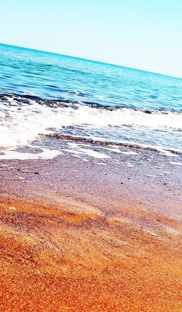 Спокойное голубое море и песчаный пляж