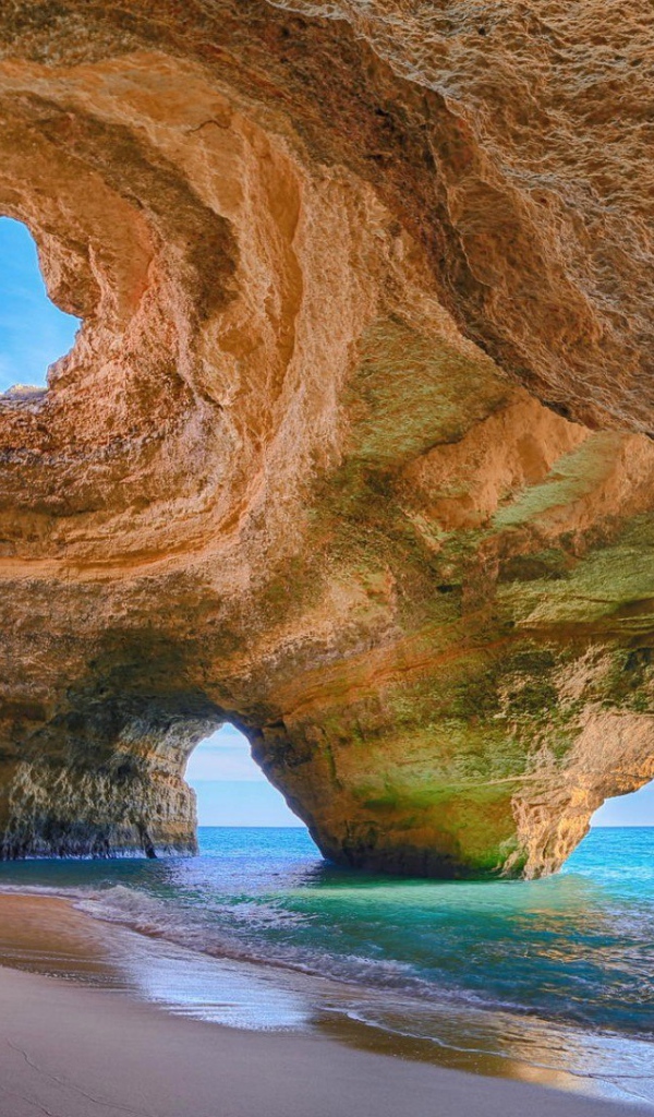 Cave Beach в Алгарве, Португалия