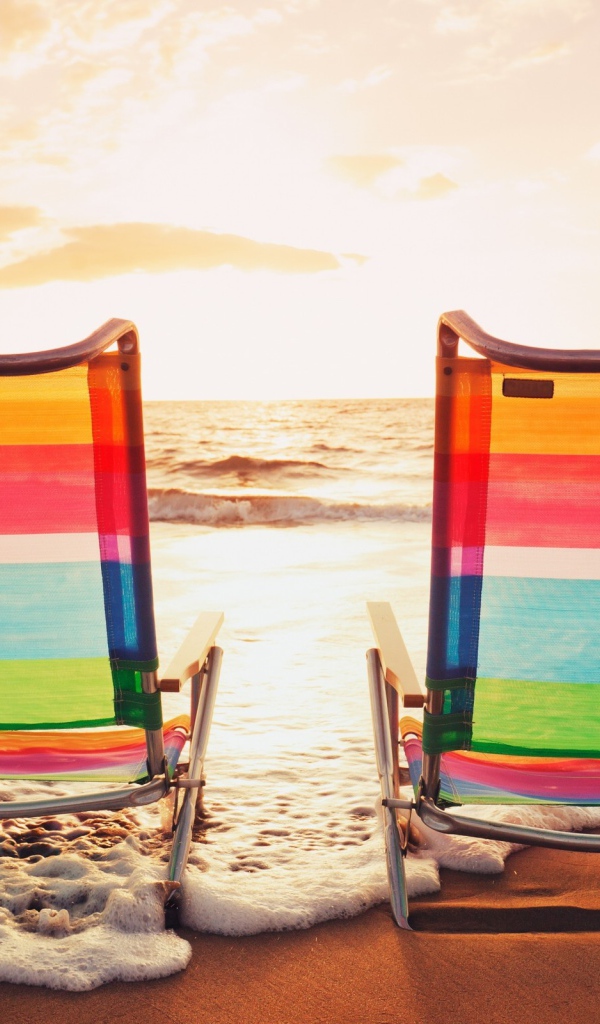 Шезлонги из прозрачного пластика на пляже