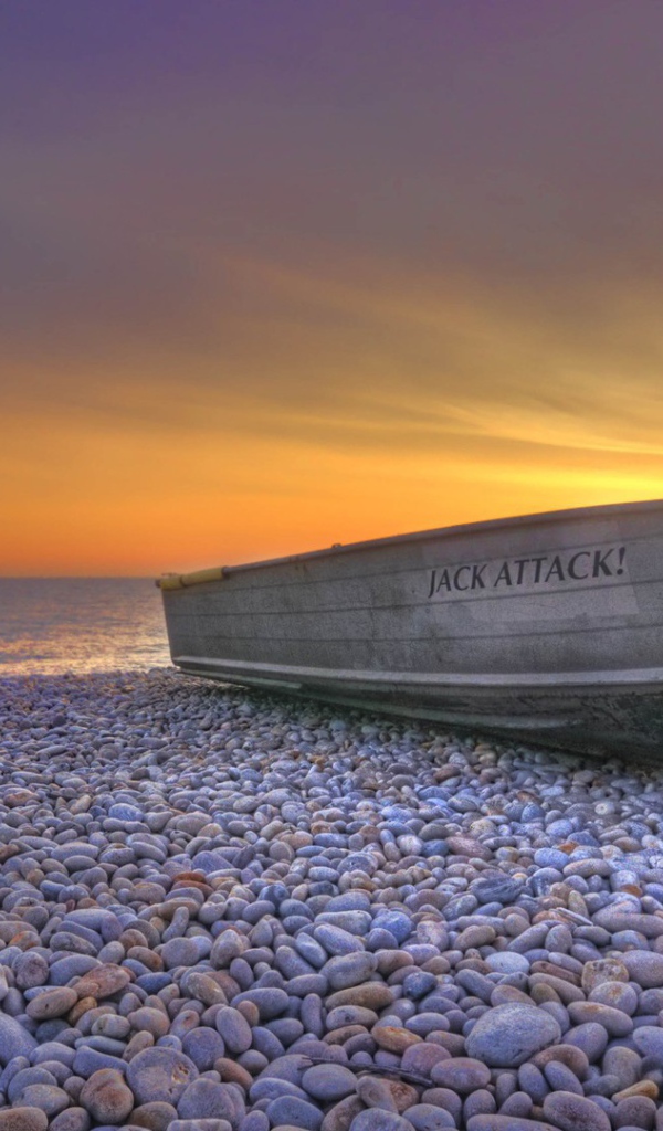 Рыбачья лодка на прибрежной гальке