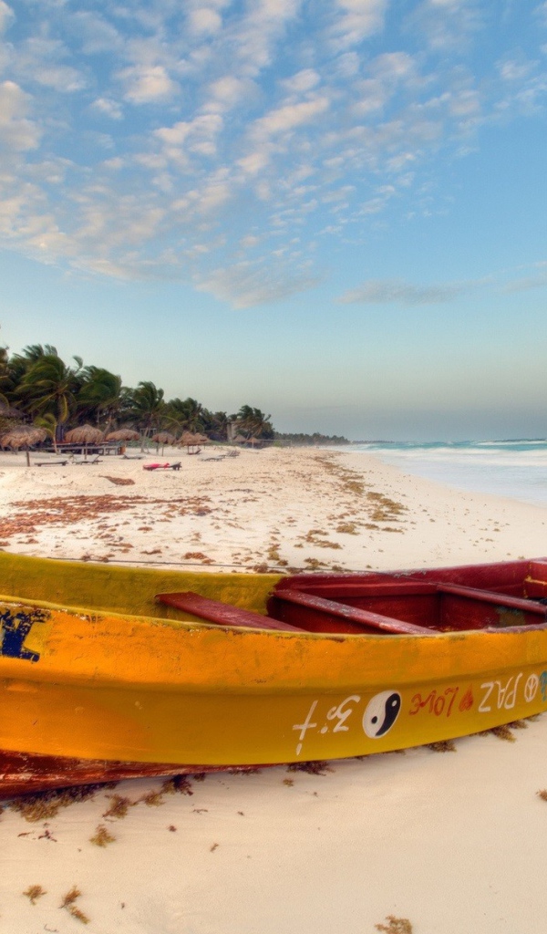 Лодка Мария на пляже