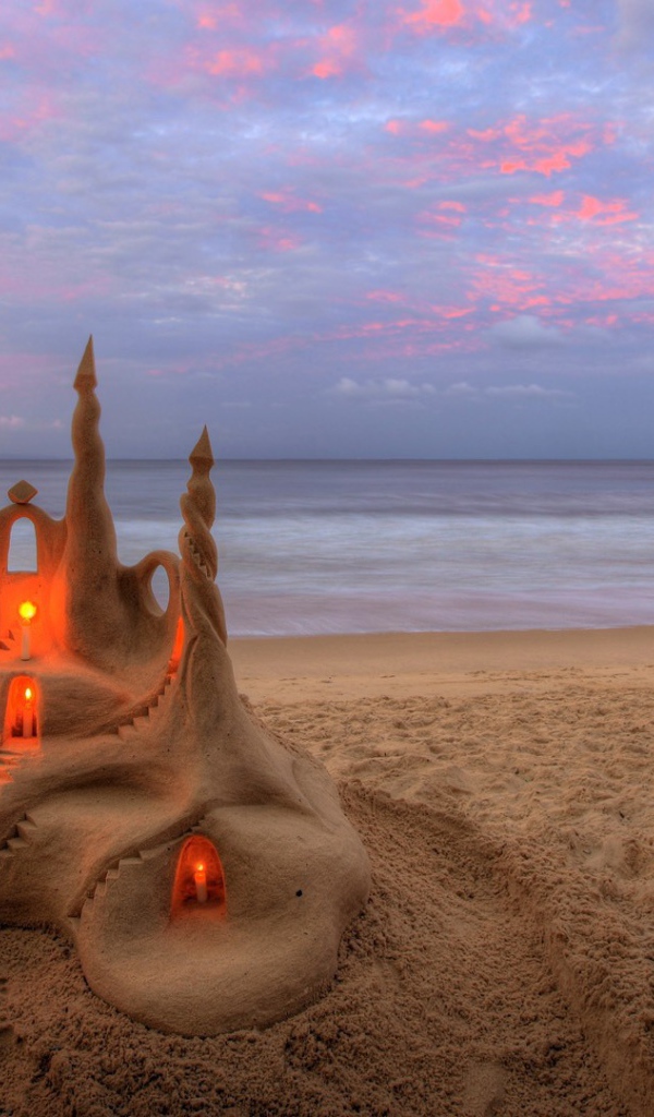 Замок из песка с фонариками
