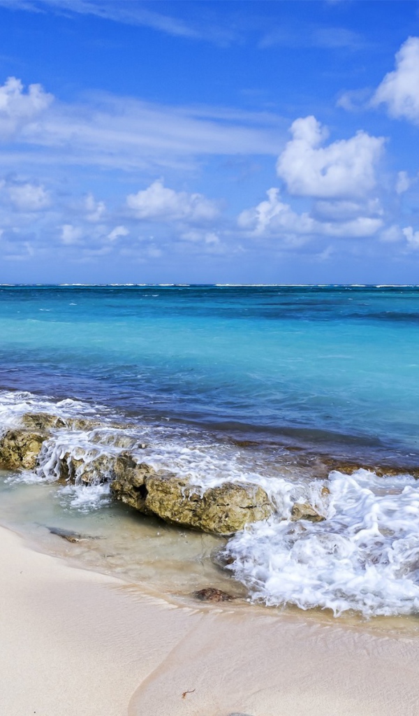 Каменная гряда между морем и пляжем