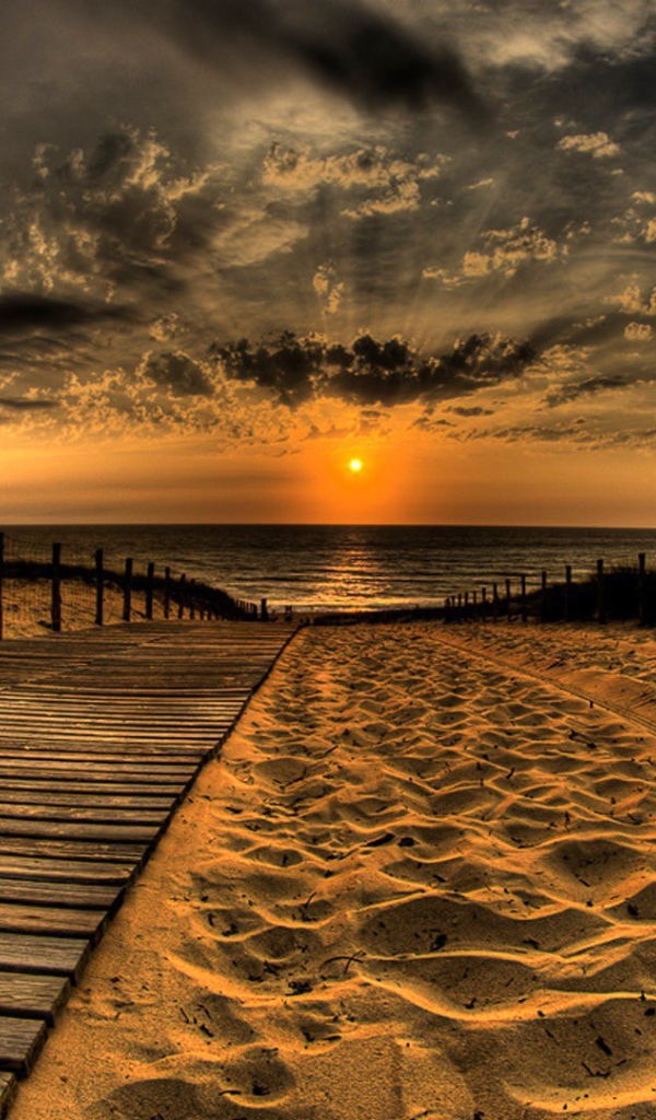 Деревянная дорожка на пляже