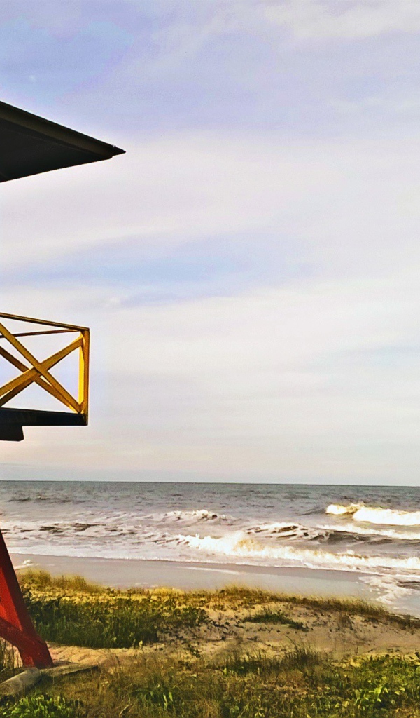 Желтая будка смотрителя пляжа