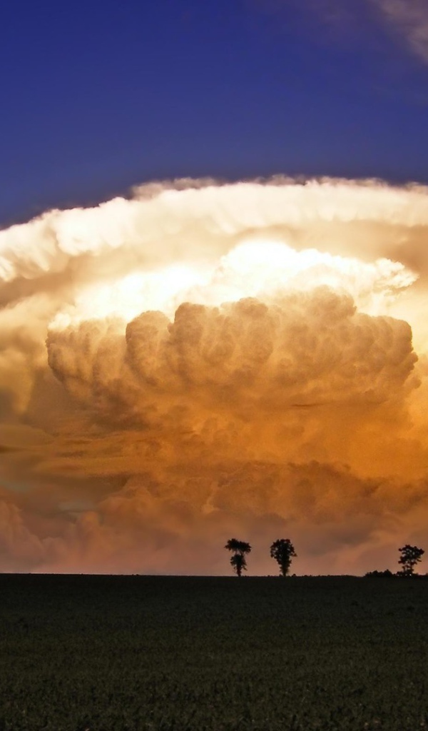 Облако, похожее на мощный взрыв