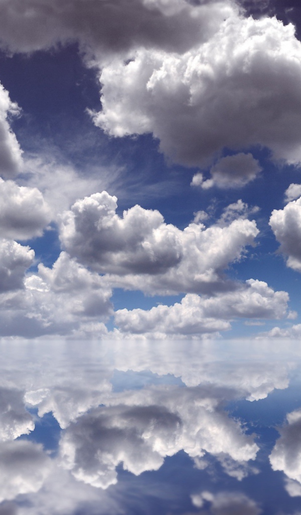 Облака отражаются в воде