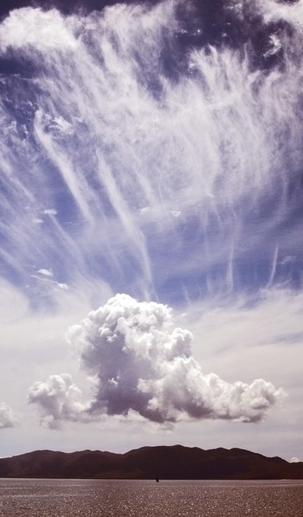 Кучевое облако ниже перистых облаков