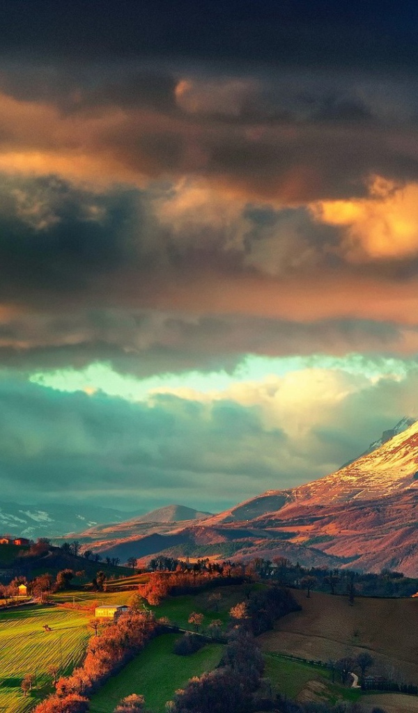 Кучевые облака над сельской местностью среди гор