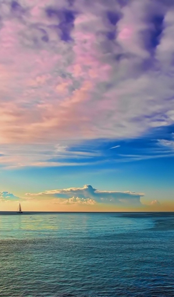 Нежные розовые облака над заливом