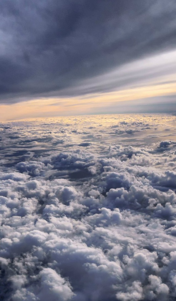 Полет над облаками на закате