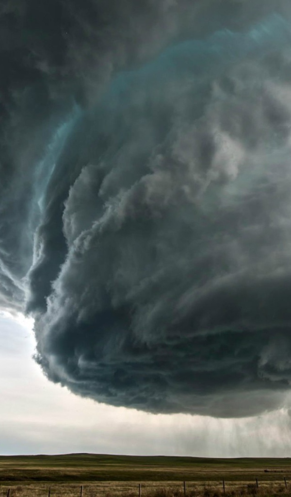 Пугающее грозовое облако
