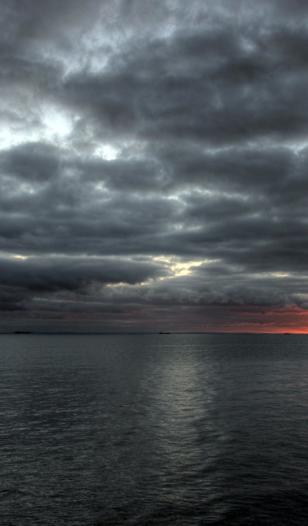 Свинцовые облака над морем