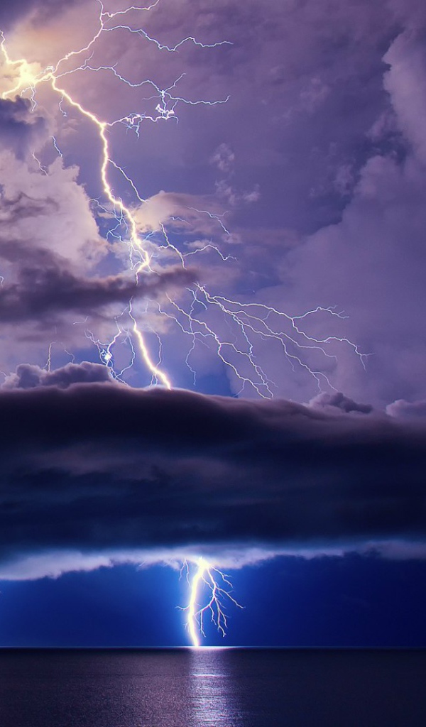 Молнии во время грозы