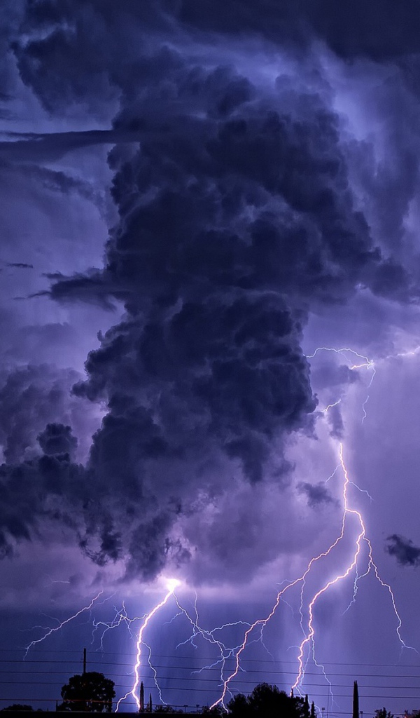 Молнии бьют из облака похожего на цилиндр