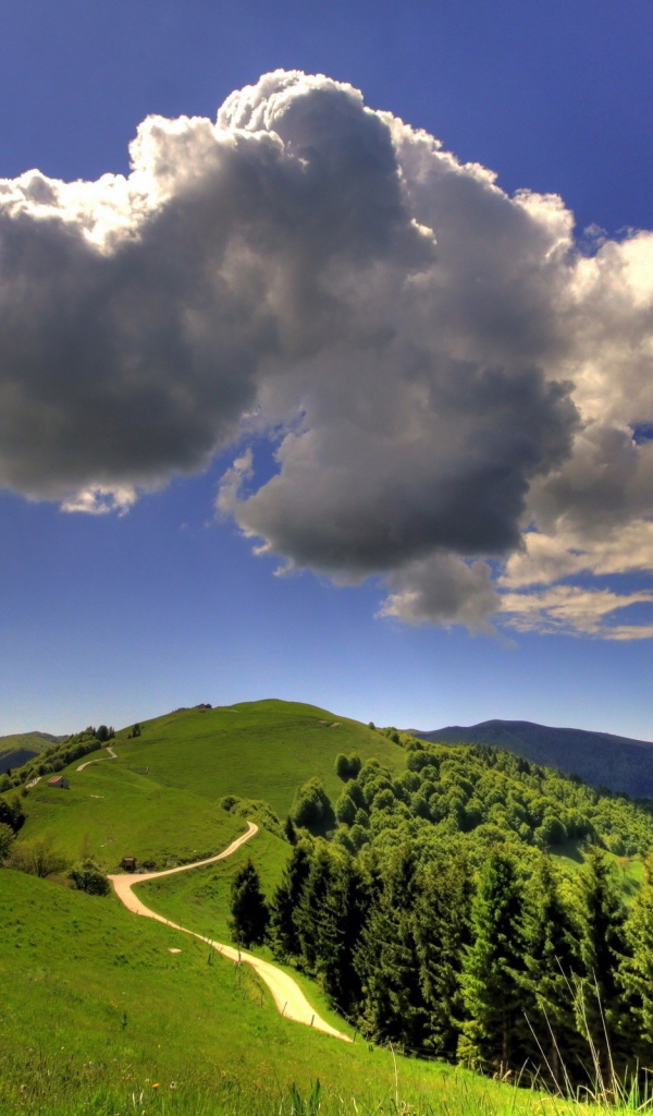 Одинокое облако над холмом