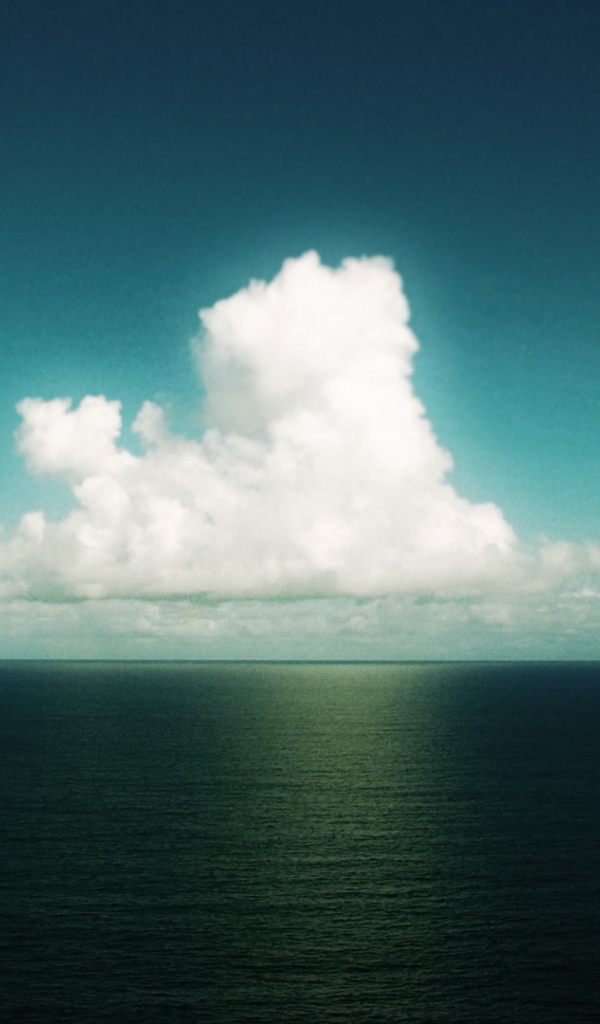 Одинокое облако над морем