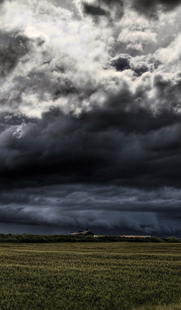 Мощный грозовой вал над фермой