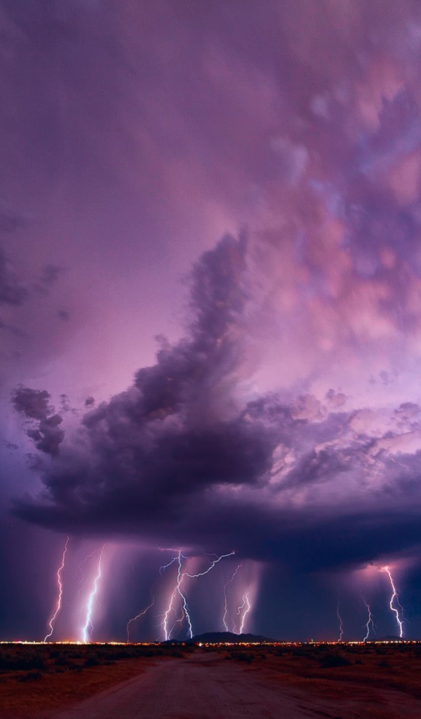Молнии из сиреневого грозового облака