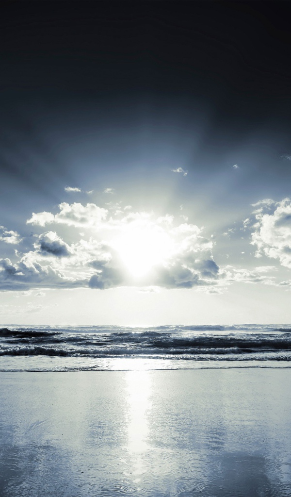 Лучи света сквозь облака над горизонтом