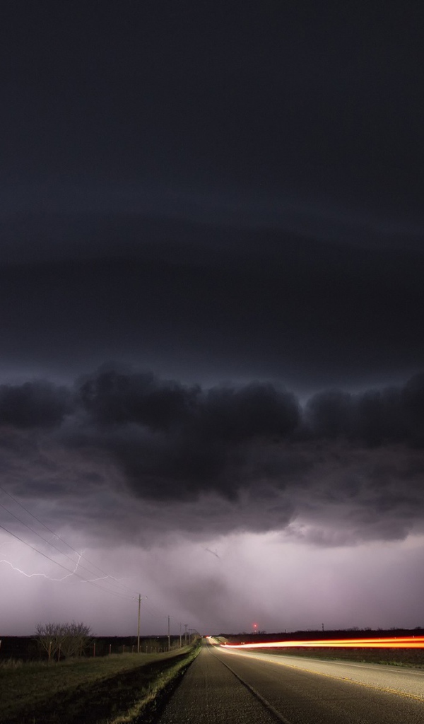 Круглое черное грозовое облако