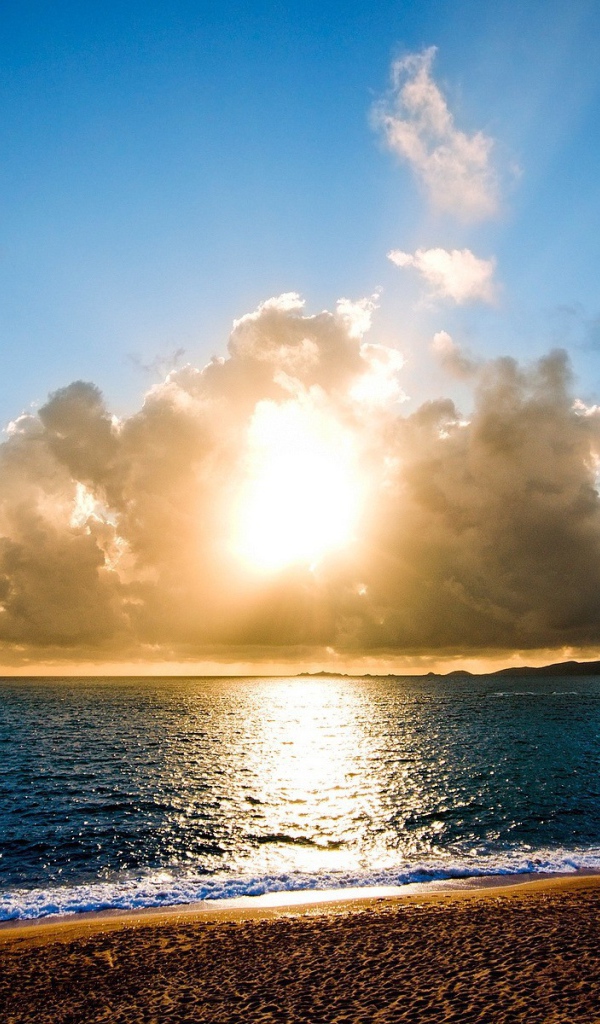 Солнце в пушистых облаках