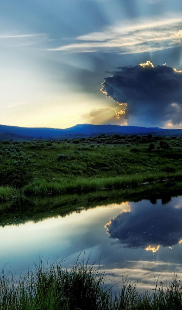 Солнце скрылось за единственным облаком