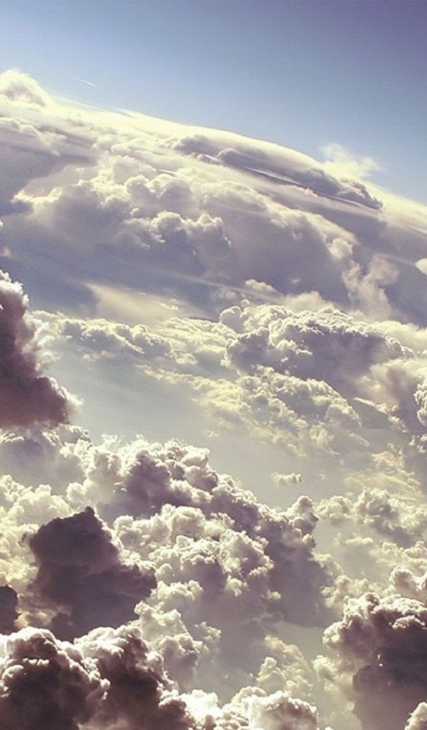 Густые облака над землей