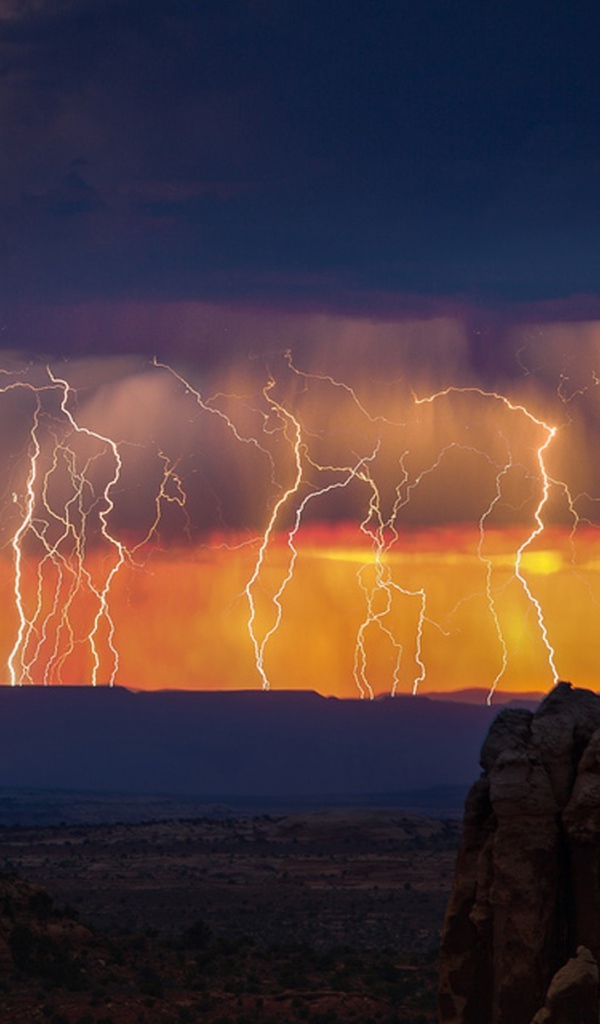 Гроза и молнии после заката