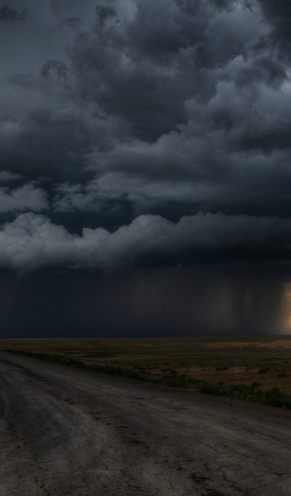 Грозовая туча над фермерским полем