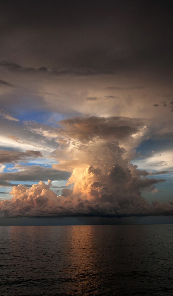 Над морем формируется торнадо