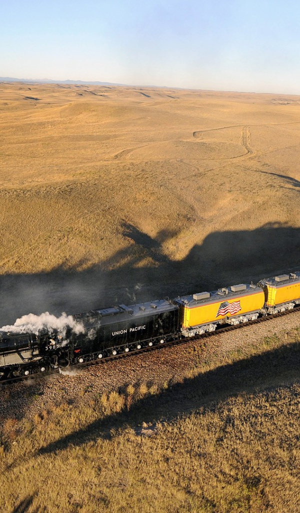 Поезд на железной дороге в пустыне