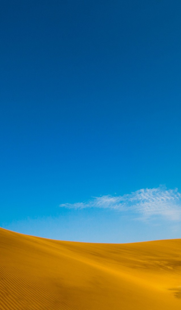 Голубое небо над желтым песком пустыни