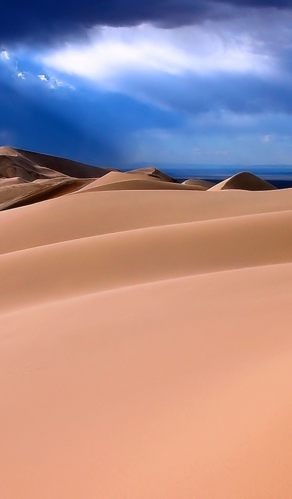 Барханы скрываются в синей дымке