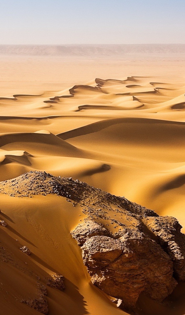 Камни под песком пустыни