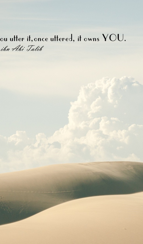 Надпись на фоне облаков и пустыни