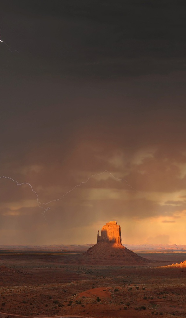 Гроза и молнии в пустыне