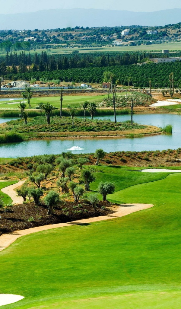 Роскошное поле в загородном гольф клубе